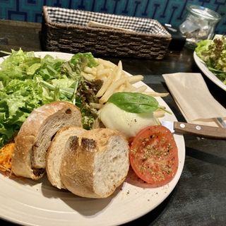 焦がしモッツァレラとフレッシュトマトのハンバーグ(八重洲アナログ)