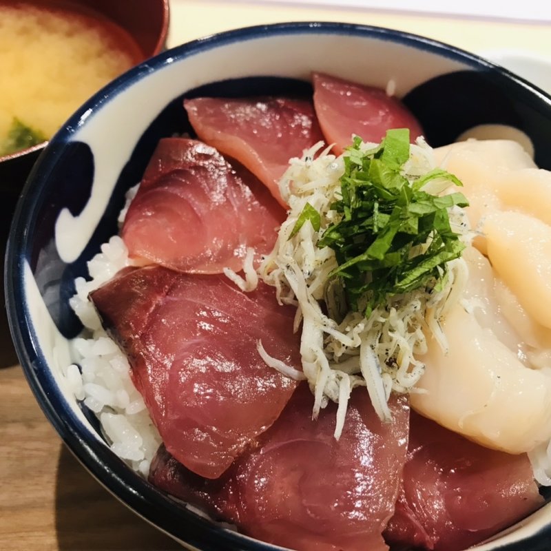 ぶり・ほたて・しらすの海鮮丼定食(お魚食堂)