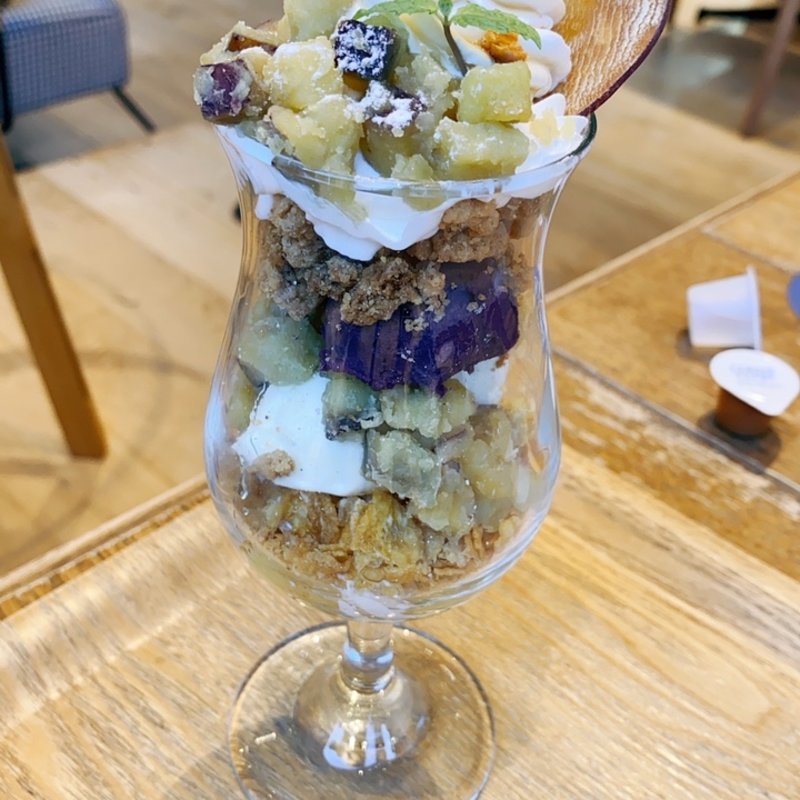 さつまいもとりんごのパフェ(Cafe1886)