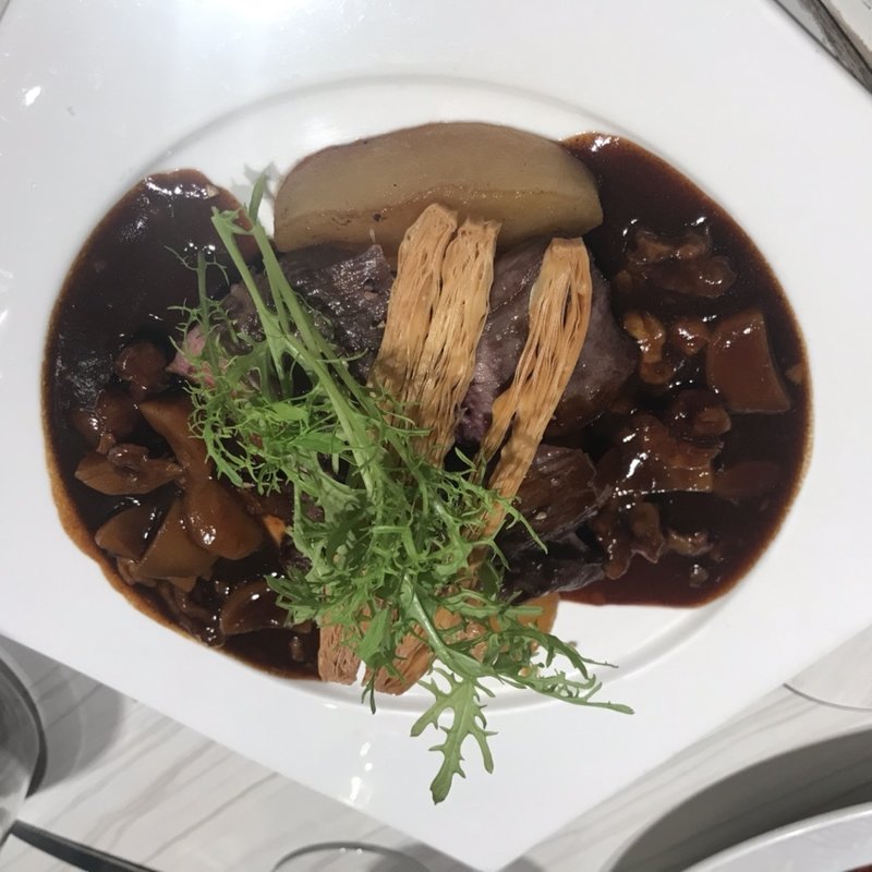 蝦夷鹿のロースト　木の実と黒胡椒のソース(俺のフレンチ YOKOHAMA )