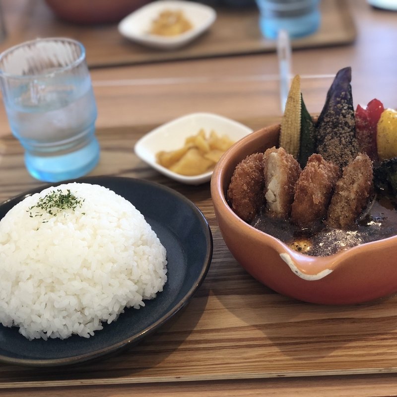 「京赤地鶏」の手羽元スープカレー(土鍋スープカレー　近江屋清右衛門)
