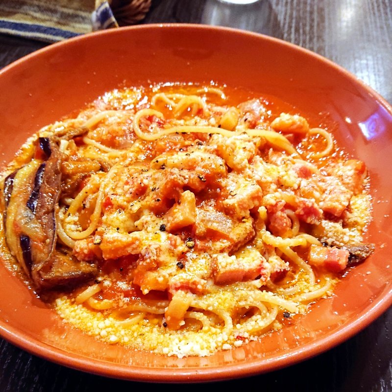 ランチ ナスとベーコンのトマトソース(ソルエチェーロ)