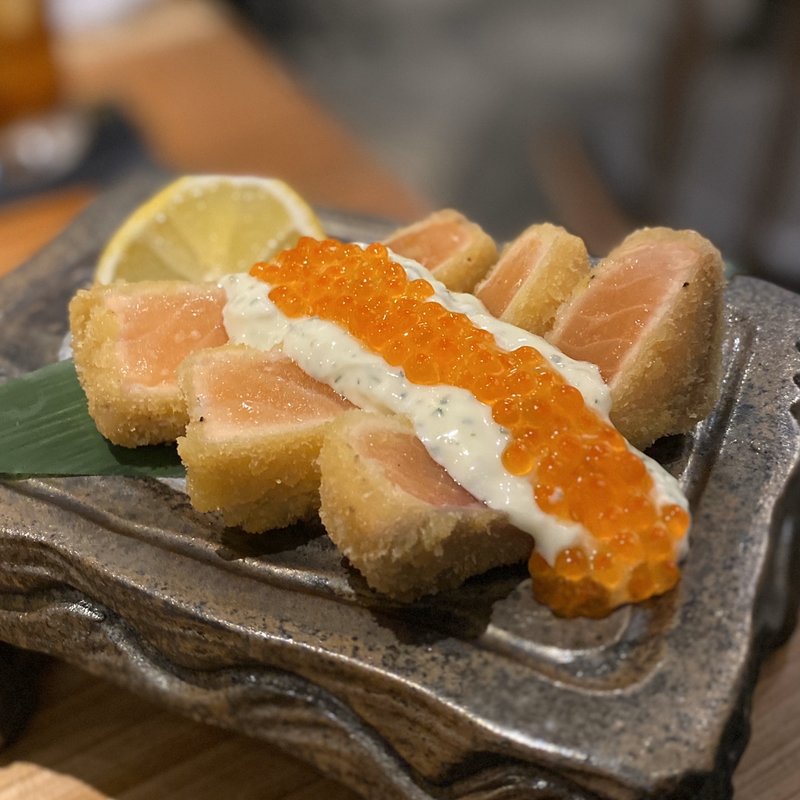 サーモンの親子レアカツ(大人の大衆酒場 ミチシルベ【R25】)