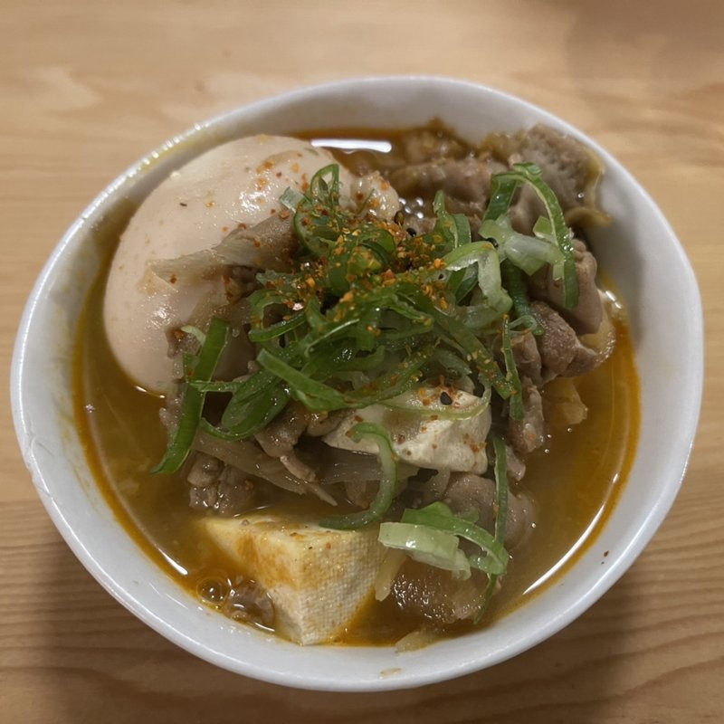 もつ煮込み（赤）＋玉子(大衆酒場BEETLE 北千住)