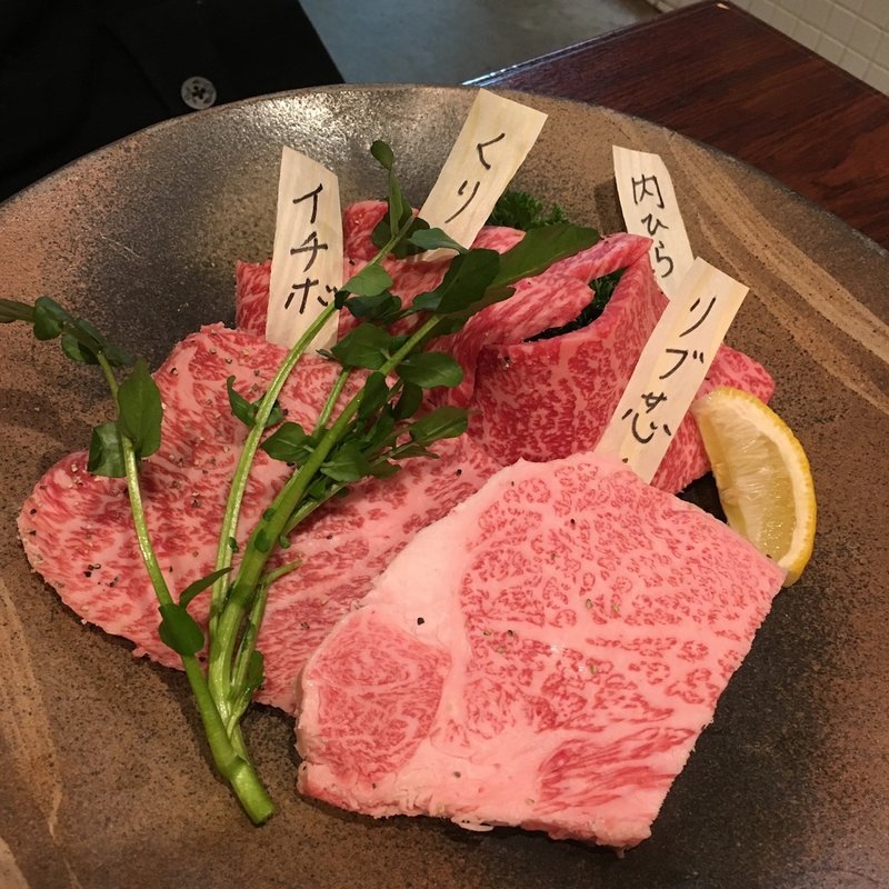 山形牛　赤身盛(肉のすずき浅草店)