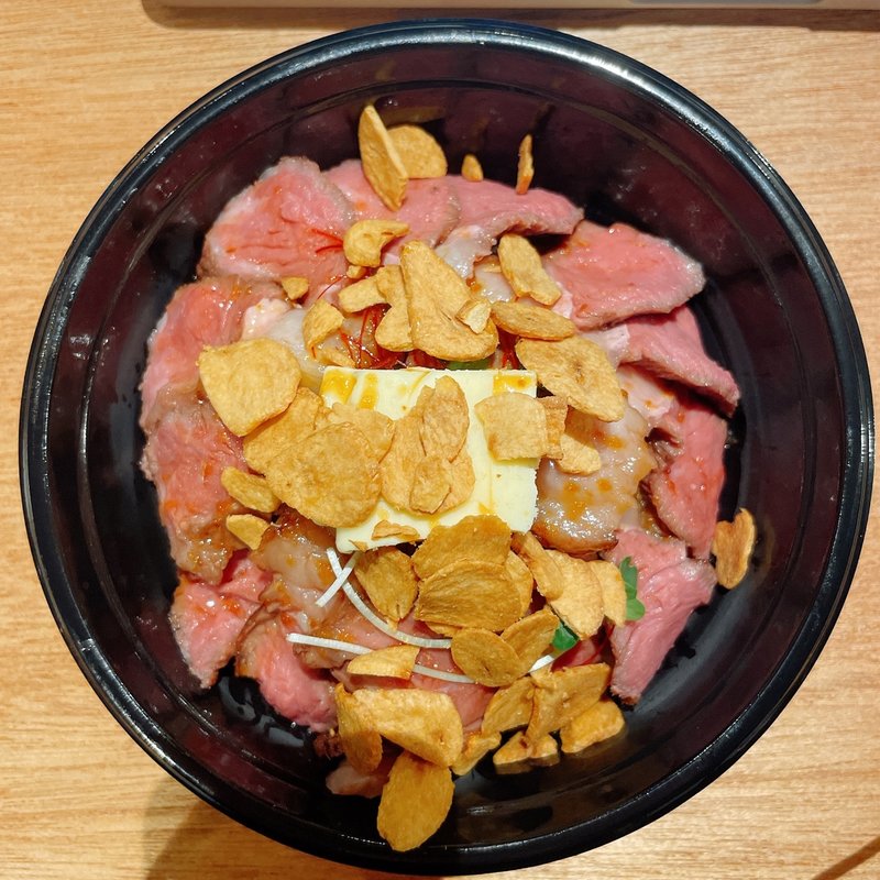 厳選いちぼ肉使用 にんにくとバターと極肉丼(虎徹)