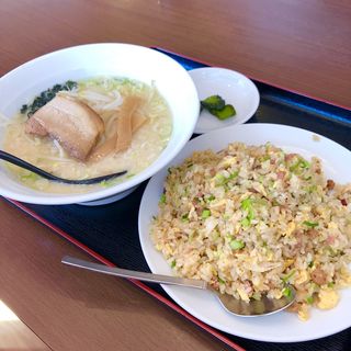 ラーメンセット(豚骨ラーメン+台湾炒飯)(台湾料理　興福順)