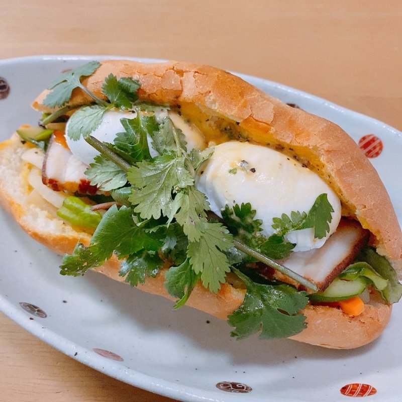 エッグベネディクトのバインミー(Banh Mi 83)