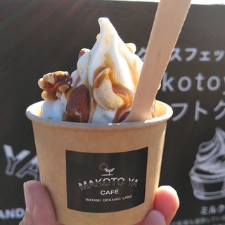 キャラメルナッツのソフトクリーム(MAKOTOYA CAFE)