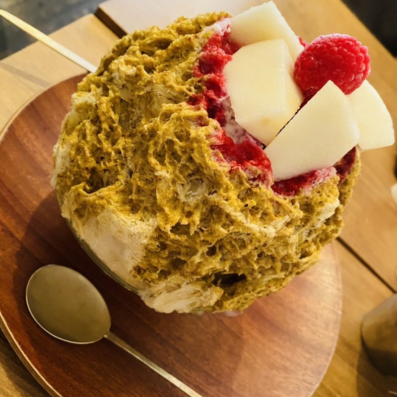 ピスタチオにラズベリーミルク　洋梨トッピング(パンとお菓子のセレクトショップ べつばら)