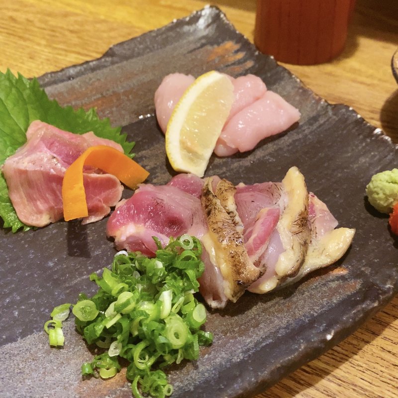 おすすめ刺身三種盛り（ソリリス・胸・ももタタキ）(闘鶏 本店 （しゃも）)