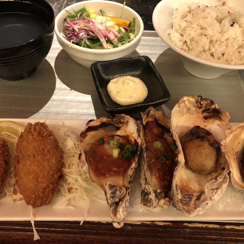 牡蠣フライと牡蠣のバターソテー、焼き牡蠣のトリプルランチ(ザ・カーブ・ド・オイスター （THE CAVE DE OYSTER）)