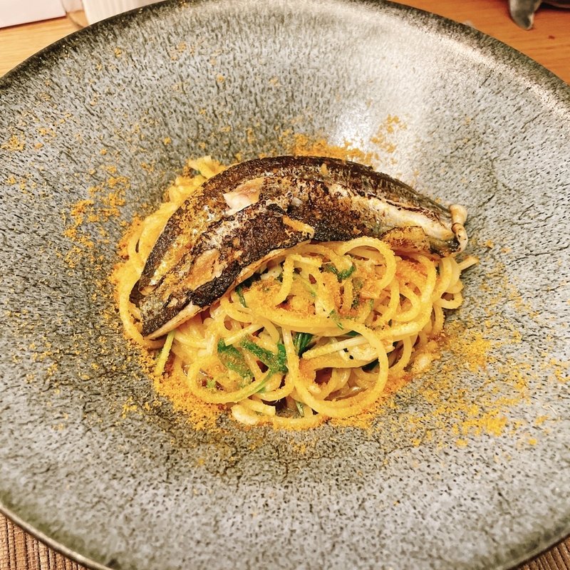 秋刀魚とパウダー状のカラスミのオイルベース(Trattoria KUJIRA sapporo)