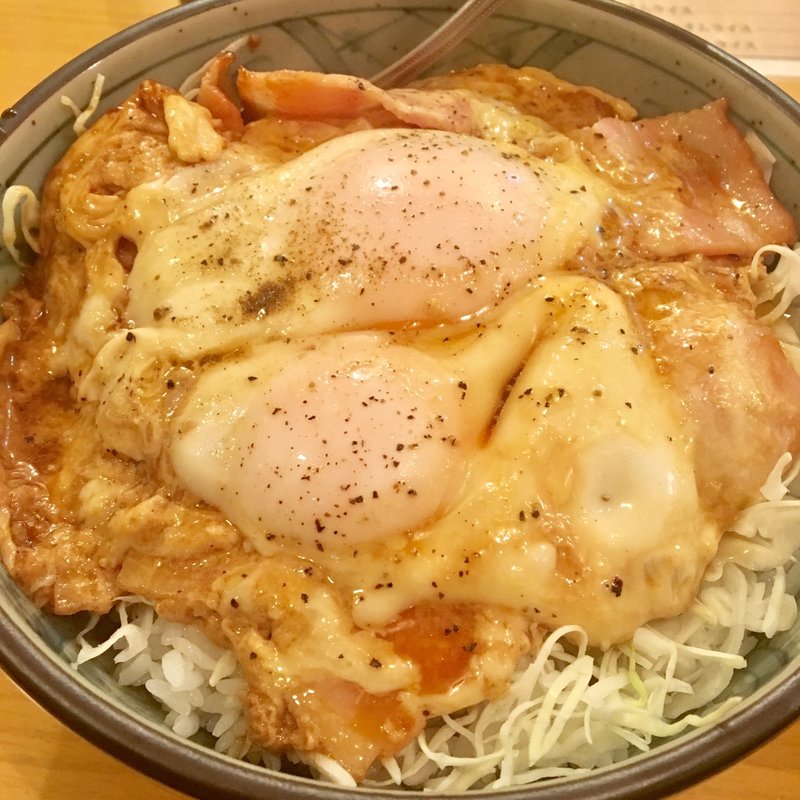 ベーコンエッグ丼(すすきの食堂)