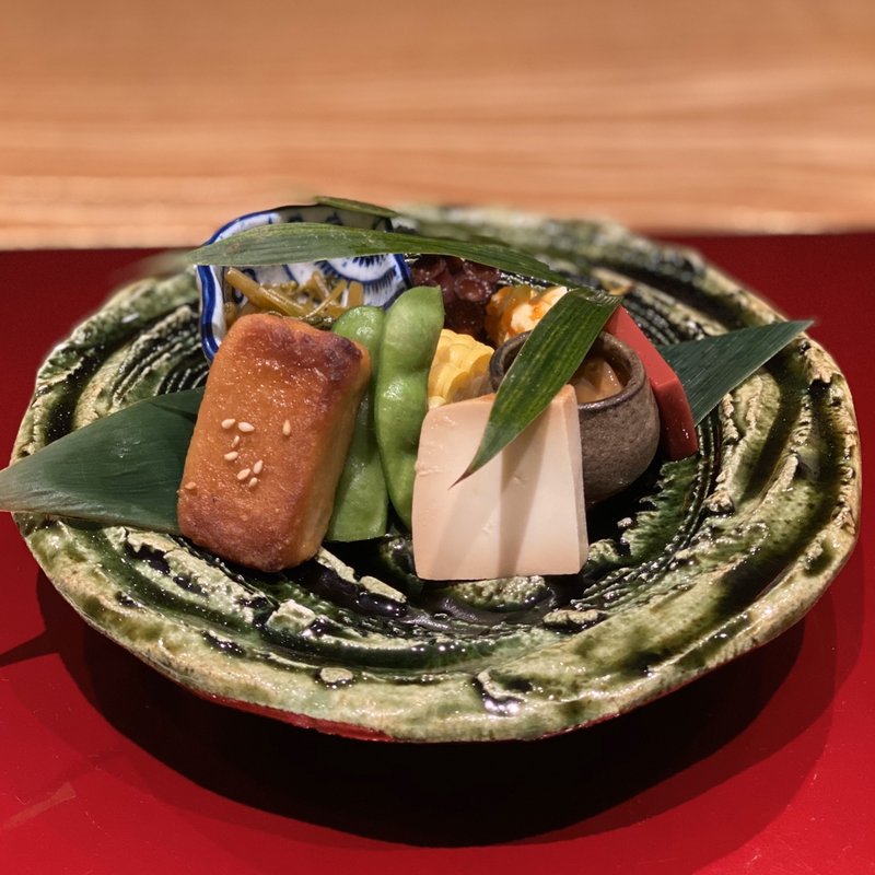 わさび菜、タコの柔らか煮、生とうもろこし(ゴールドラッシュ)、クリームチーズに干柿を和えたもの、イカの塩辛、チーズ豆腐の味噌漬け、枝豆、お麩の照り焼き(もちづき )