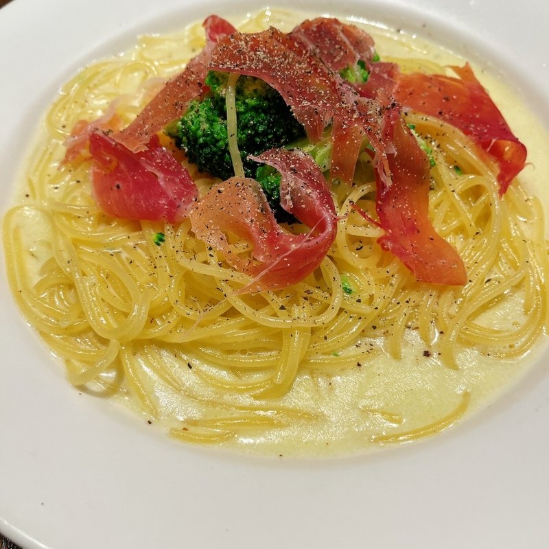 生ハムとブロッコリーのクリームソース(ワインバー＆ダイニングR 新富町)