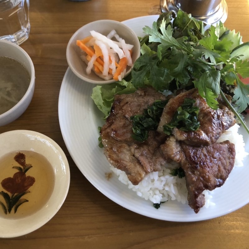豚ロースステーキのせご飯(べとなむ食堂タンハイハオズ)