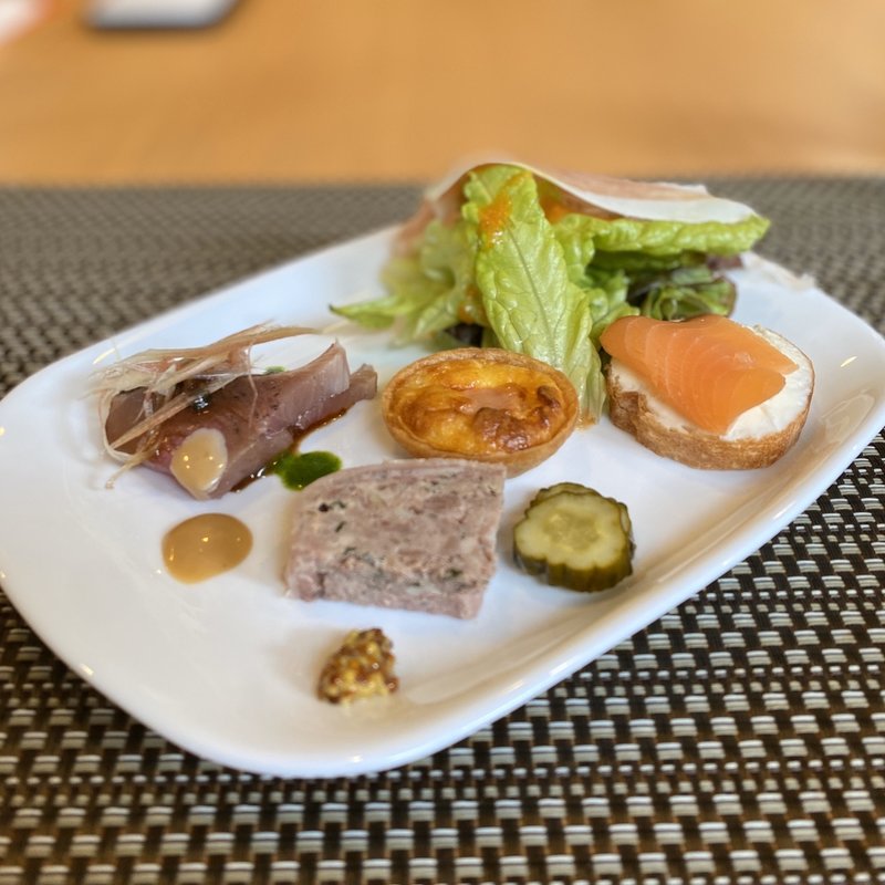 本日のオードブル(パルマ産生ハムのサラダ、スモークサーモンとクリームチーズのカナッペ、キッシュ、カツオのカルバッチョ、パテドカンパーニュ)(ミルポワ （mirepoix）)