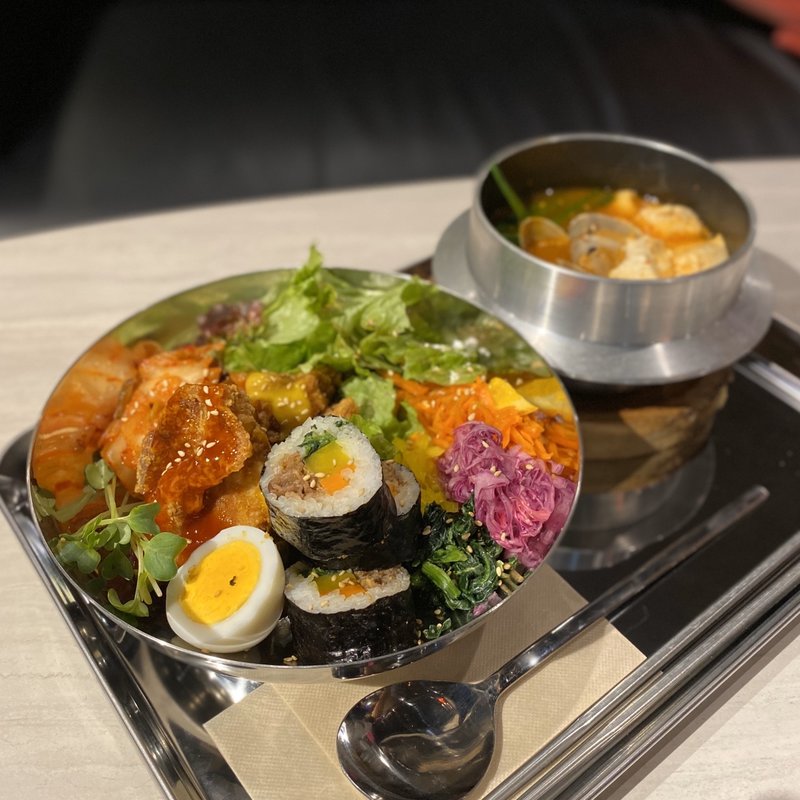 プルコギキンパ、ミニスンドゥブ(韓国カフェダイニング yol 名古屋駅前店)