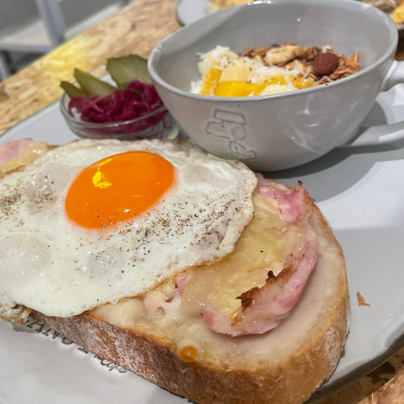 淡路産もち豚ハムとグリュイエールチーズのクロックマダム(PEANUTS Cafe SUNNY SIDE kitchen ピーナッツ カフェ サニーサイドキッチン)