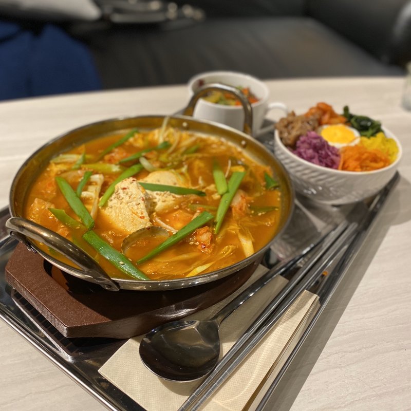 海鮮スンドゥブ、ミニプルコギビビンバ(韓国カフェダイニング yol 名古屋駅前店)