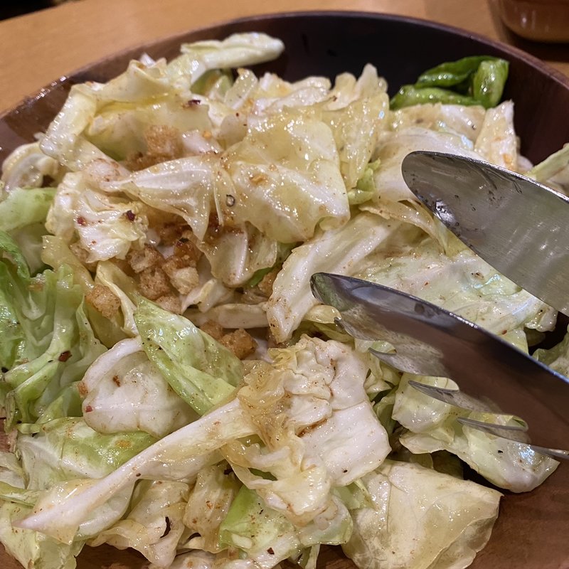 シャキシャキキャベツのアンチョビガーリックオイルサラダ(カーニャ カーニャ )