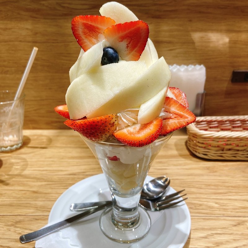 西洋梨とストロベリーパフェ(果実園リーベル 藤沢店)