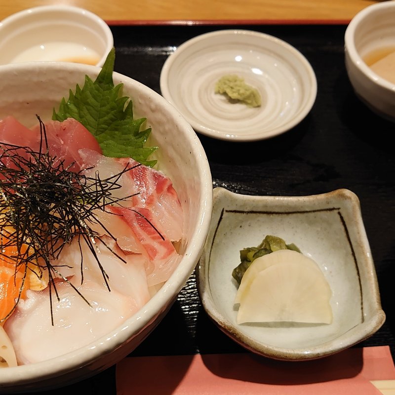 海鮮ちらし丼(和彩料理やまなか)
