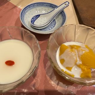 ランチ ミニデザート杏仁豆腐とマンゴープリン(獅門酒楼)