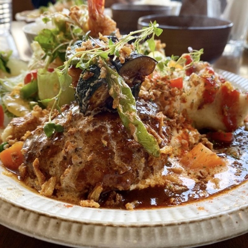 ハンバーグとエビフライ、白身魚フリッター(食堂とカフェ Pinnata)