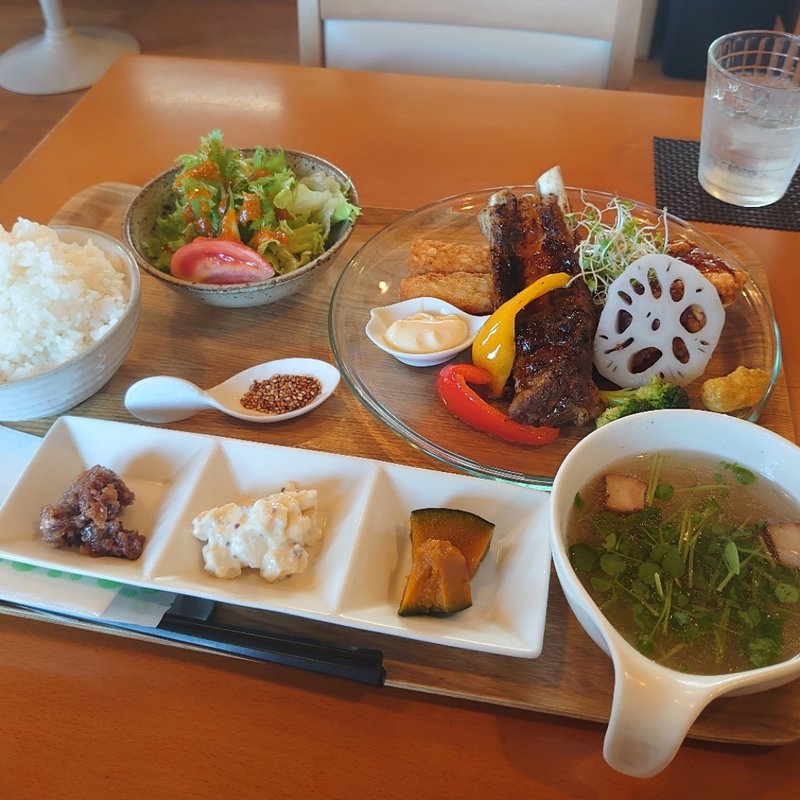 柔らかリブとチキンフリッターのランチ(彩食工房ひるくらいむ)