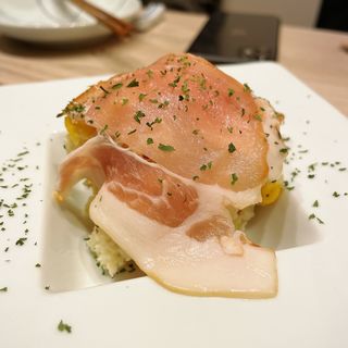 芳寿豚の生ハムのポテトサラダ(ふぐぶた酒場)