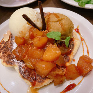 安納芋とりんごキャラメリゼのワッフルパンケーキ(MELLOW BROWN COFFEE さいたま新都心店)
