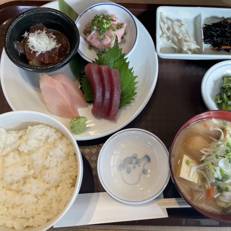 日替わり：まぐろ刺身定食(酒と飯　たまる食堂)
