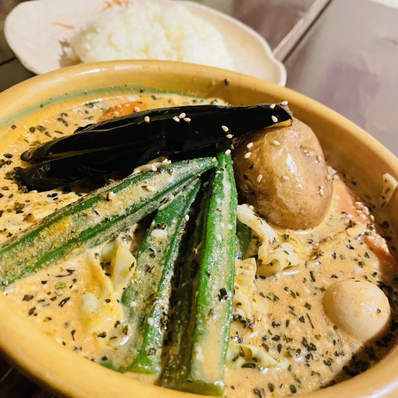 角煮カレー　ナニアルスープ　オクラトッピング(アジアンスープカリー べす )