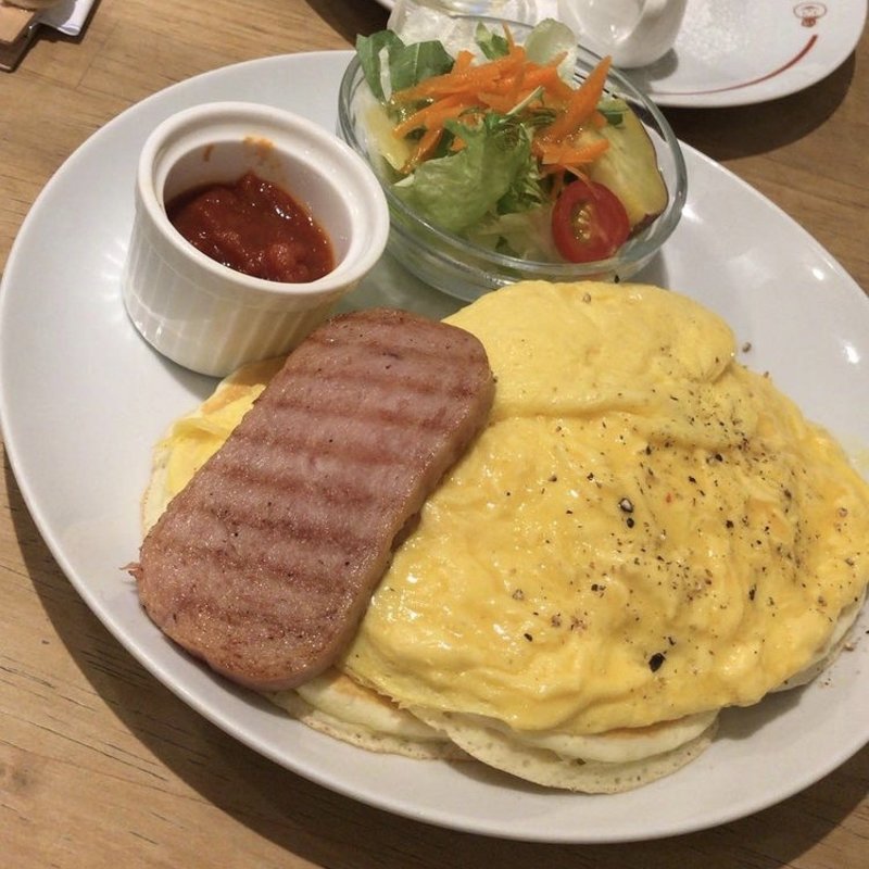 半熟オムレツと、スパムのパンケーキ(パンケーキママカフェ VoiVoi)