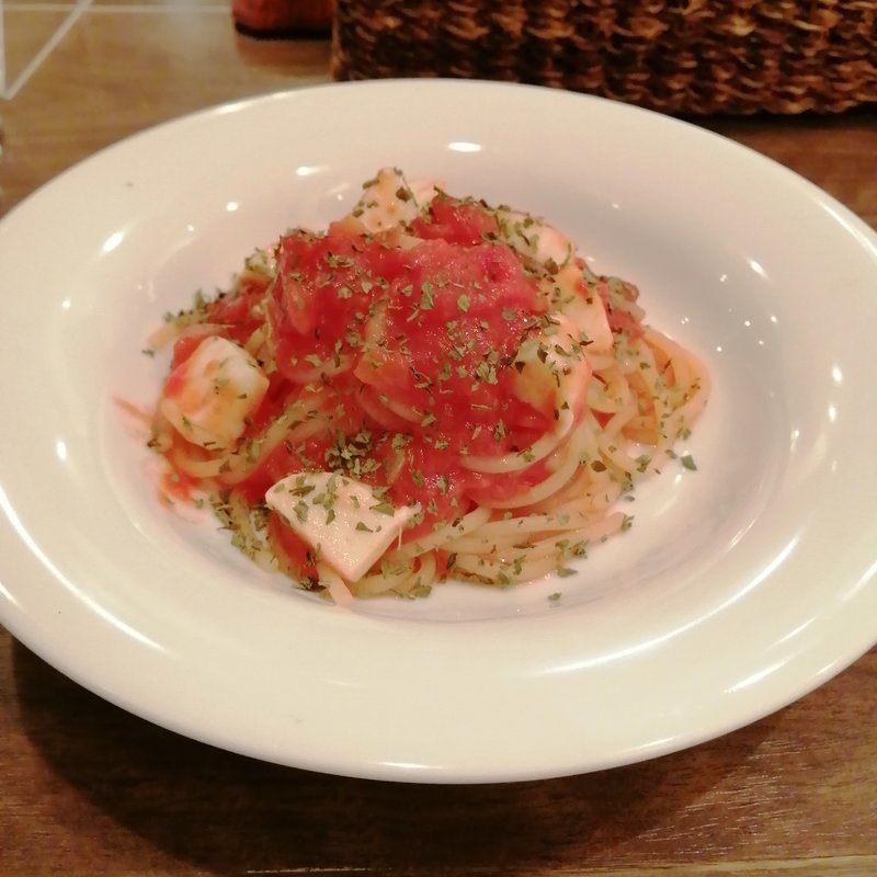 フレッシュバジルとモッツァレラのトマトパスタ(肉バル×アヒージョ Trim 北浦和店)