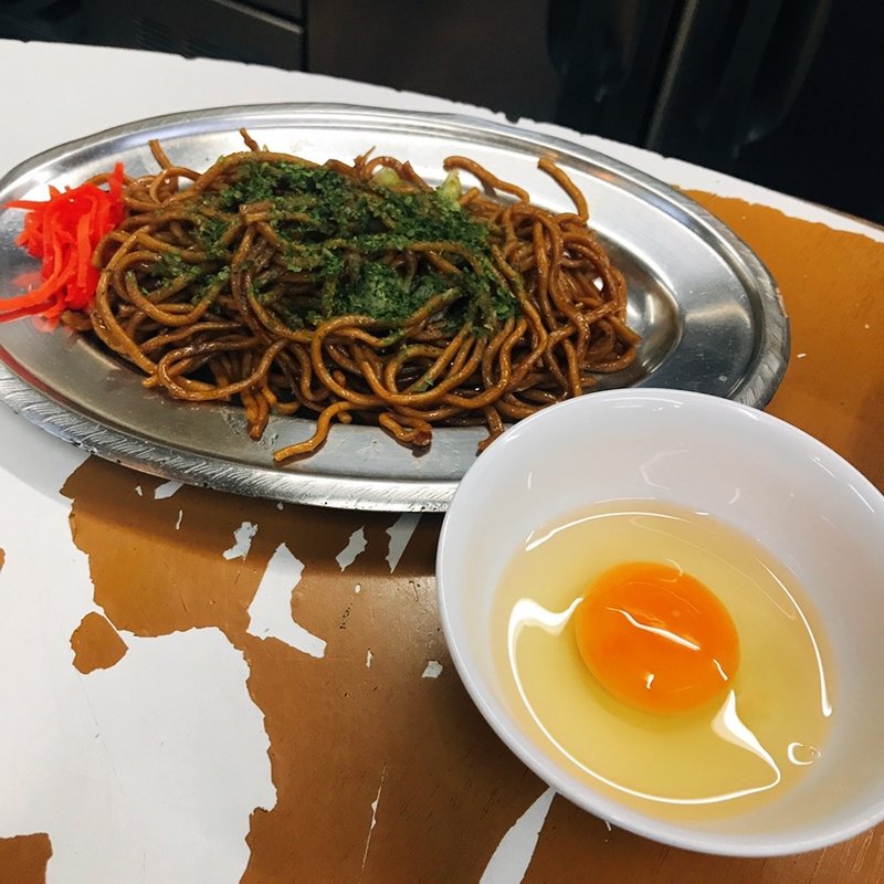 焼きそば + 生卵(福ちゃん)