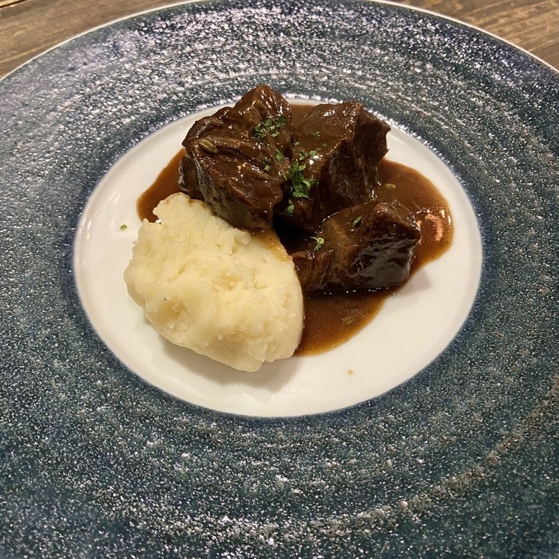 牛頰肉の赤ワイン煮込み(ピッツェリア・ナポレターナ ブッファロ （Pizzeria Napoletana Bufalo）)