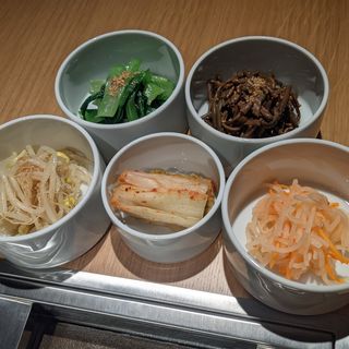 ナムル4種盛り、白菜キムチ(ビーフキッチン 恵比寿店)