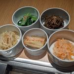 ナムル4種盛り、白菜キムチ(ビーフキッチン 恵比寿店)
