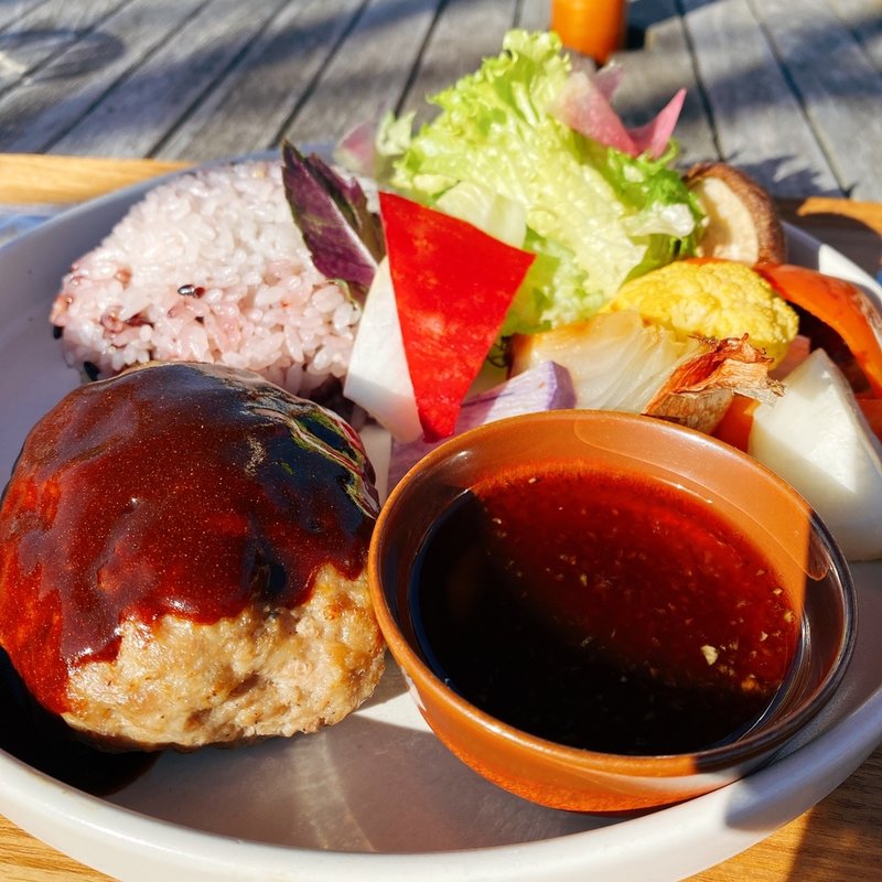 ふんわりハンバーグの入ったランチプレート(アキウ舎)