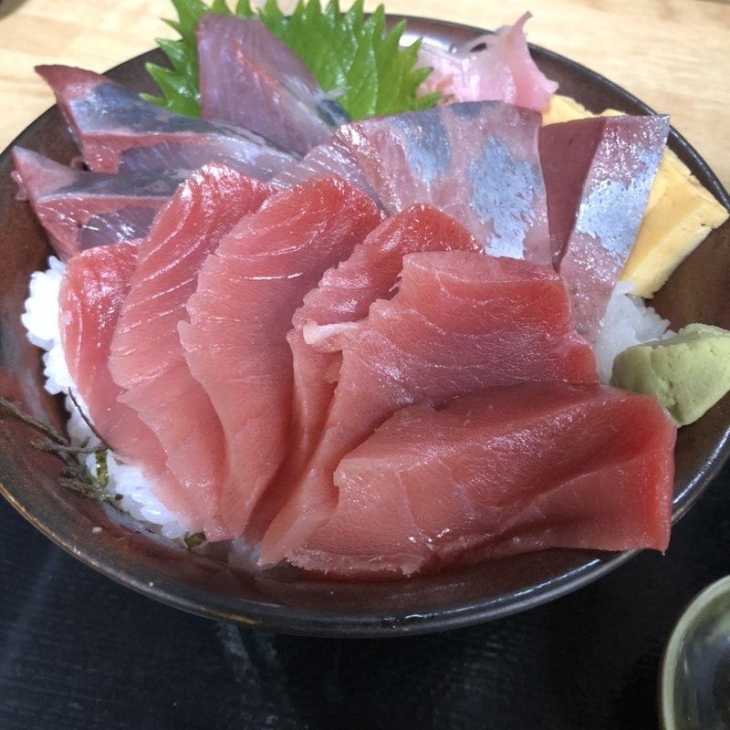 三崎マグロとブリの味比べ丼(魚屋 翻車魚丸(まんぼうまる))
