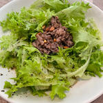 牛肉と松の実のグリーンサラダ