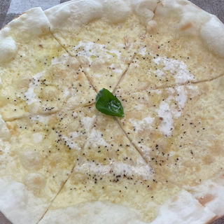 パルミジャーノレッジャーノのピザ(ラ・パスタ　陶)
