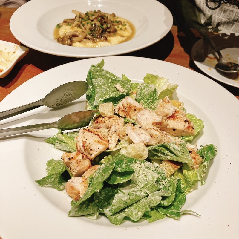 シーザーサラダとマッシュルームグリッツ(Soul Food House)