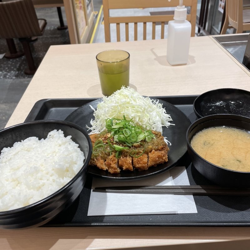 濃厚カレーソースのロースかつ定食(松のや元町店)