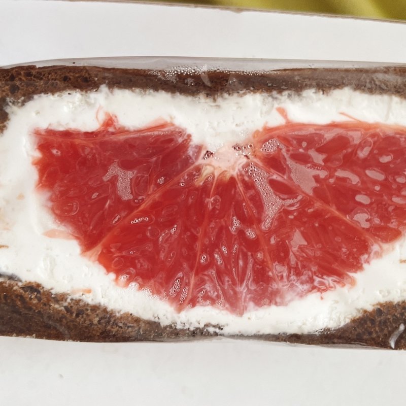 ピンクグレープフルーツ こちらも真ん中にどーんとグレープフルーツが入ってます。 オレンジと同じくやや酸味があるけど 生クリームと食べるといい感じでした。(日暮らしサンドウィッチ)