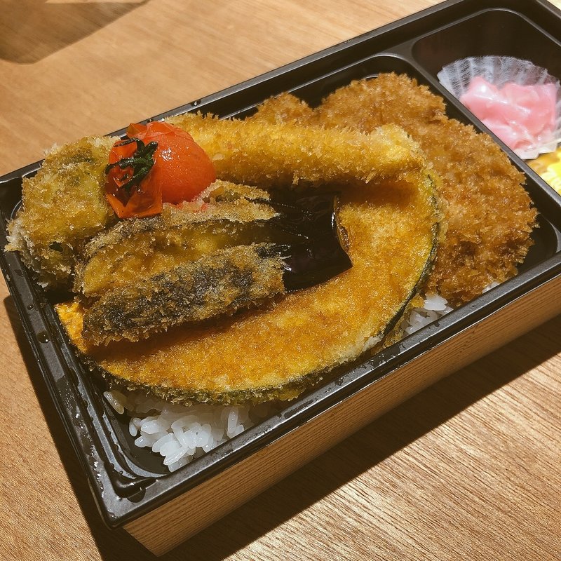 ヒレカツと野菜カツ丼(新潟カツ丼　タレカツ 神保町すずらん通り店)
