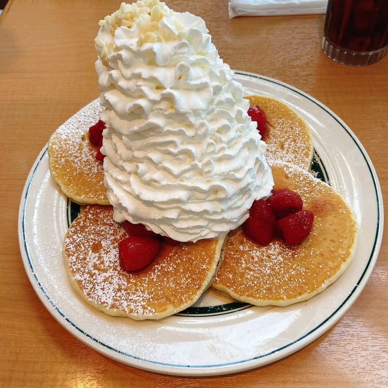 ストロベリー、ホイップクリームとマカデミアナッツパンケーキ(Eggs 'n Things お台場店)